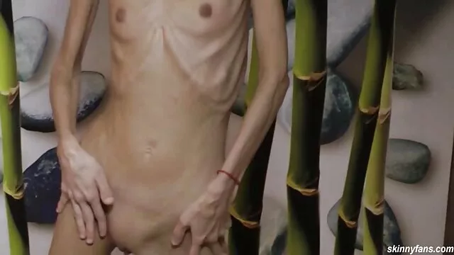 Pornografia sensual sem registo.  Ele escondeu-se atrás de uma vidios pornôs grátis coluna no jardim para descascar