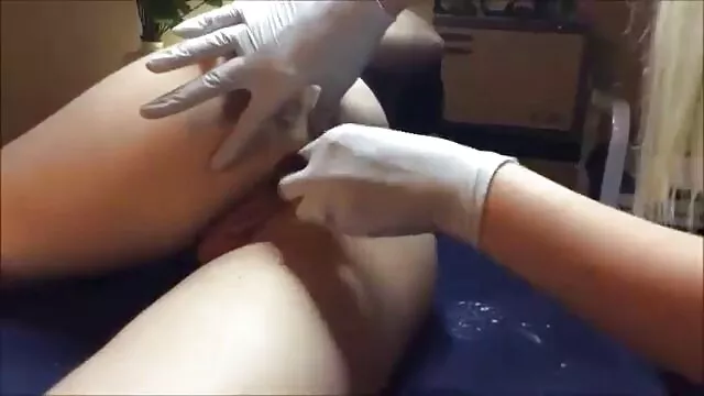 Pornografia sensual sem registo.  Depois de vídeos pornôs para assistir grátis ter sexo anal duro, numa cama branca de neve, um homem amaldiçoa a boca da rapariga.