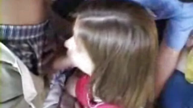 Pornografia sensual sem registo.  Ruiva lésbica seduz o video porno mais visto no mundo namorada no chuveiro