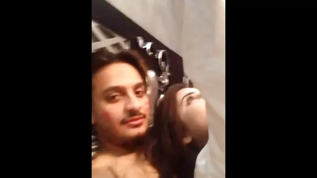 Pornografia sensual sem registo.  O rapaz amado exigiu quero ver vídeos pornôs grátis uma t-shirt na boca.