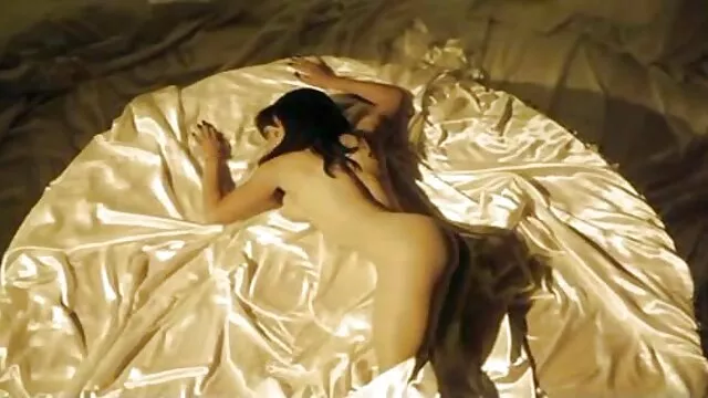 Pornografia sensual sem registo.  A prostituta masturbadora ajudou os melhores vídeos pornôs grátis a ter orgasmo anal.