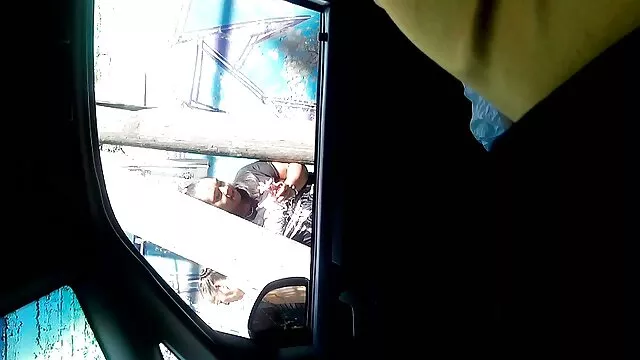 Pornografia sensual sem registo.  Natasha descansou bem na praia melhores sites de porno gratis com três amigos