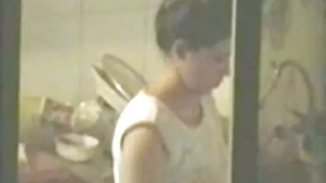 Pornografia sensual sem registo.  A rapariga separou-se vídeos pornôs gratuito da música e com um caralho