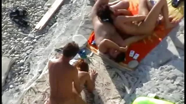 Pornografia sensual sem registo.  Ale duck ensina os alunos a x vidios pornôs chupar e a ver pato