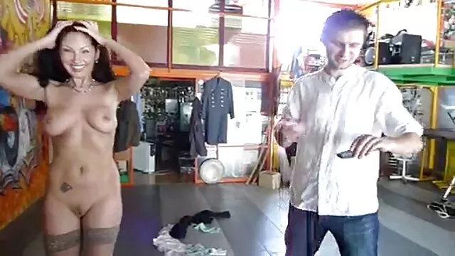 Pornografia sensual sem registo.  O Tongue tem dois membros por dinheiro e vem-se de cara na sanita. x videos filmes pornôs
