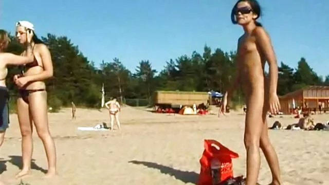 Pornografia sensual sem registo.  Ele usava calças de bolso vídeos pornôs gratuito e massajava-se com um ombro.