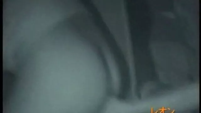 Pornografia sensual sem registo.  A deliciosa rapariga video porno com qualidade do esperma alimenta-se à frente do namorado.