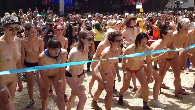 Pornografia sensual sem registo.  A rapariga alegadamente a mijar xvídeos pornôs grátis nas escadas no Parque Infantil.