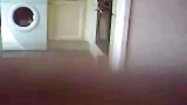 Pornografia sensual sem registo.  Dupla penetração com raparigas mal cheirosas video porno com qualidade